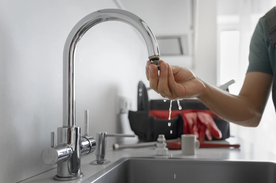 Plombier My Plumber utilisant une caméra thermique pour rechercher une fuite d'eau